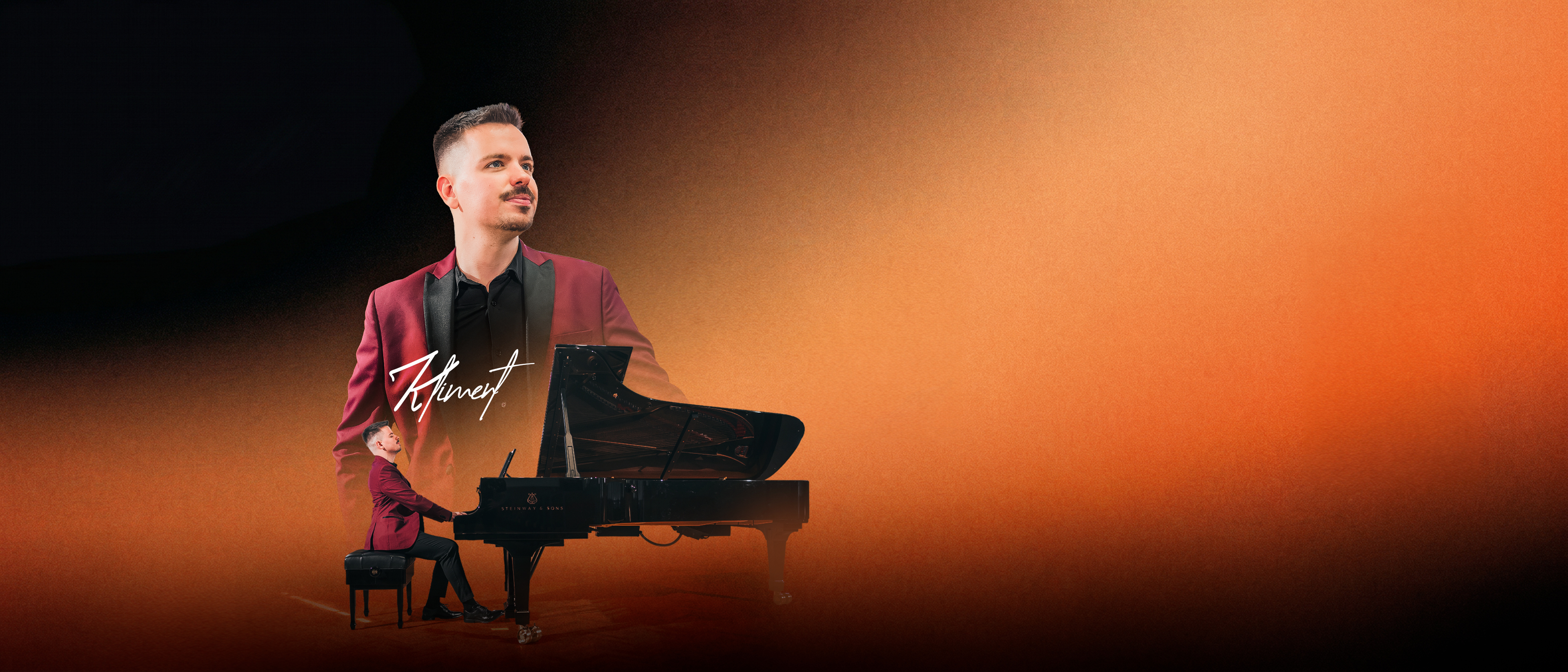 Pianista Henri Kliment za koncertným krídlom na pódiu